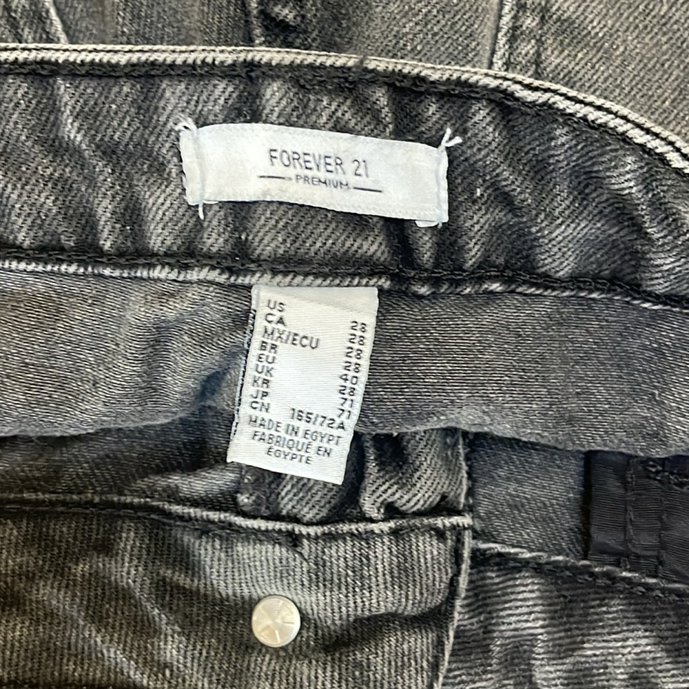 Black distressed jean shorts size 28 in great condition - Picture 3 of 3